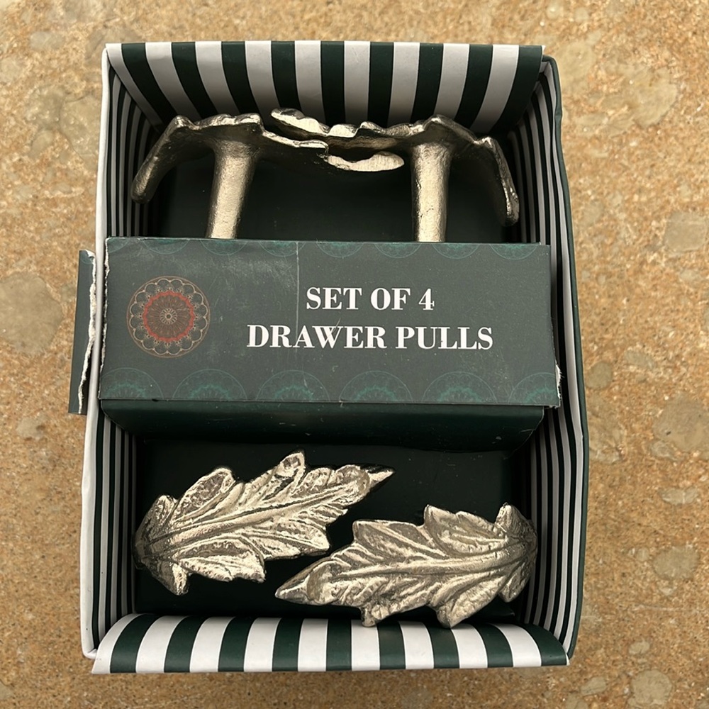 Silver tone leaf motif drawer pulls. 4 pulls and hardware included. Sturdy